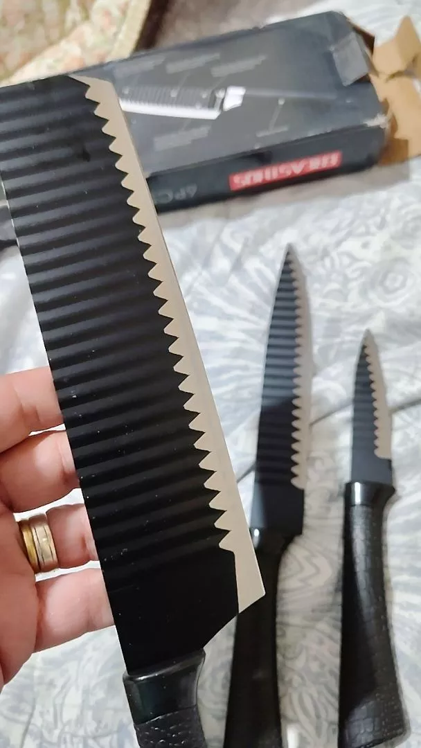 Cliente testando a qualidade das facas antiaderentes